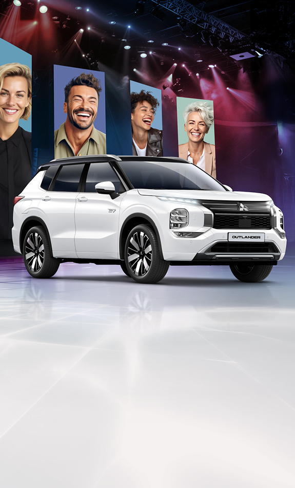 Eine Bühne mit dem Outlander Intro Edition und Bannern im Hintergrund auf denen lachende Menschen zu sehen sind