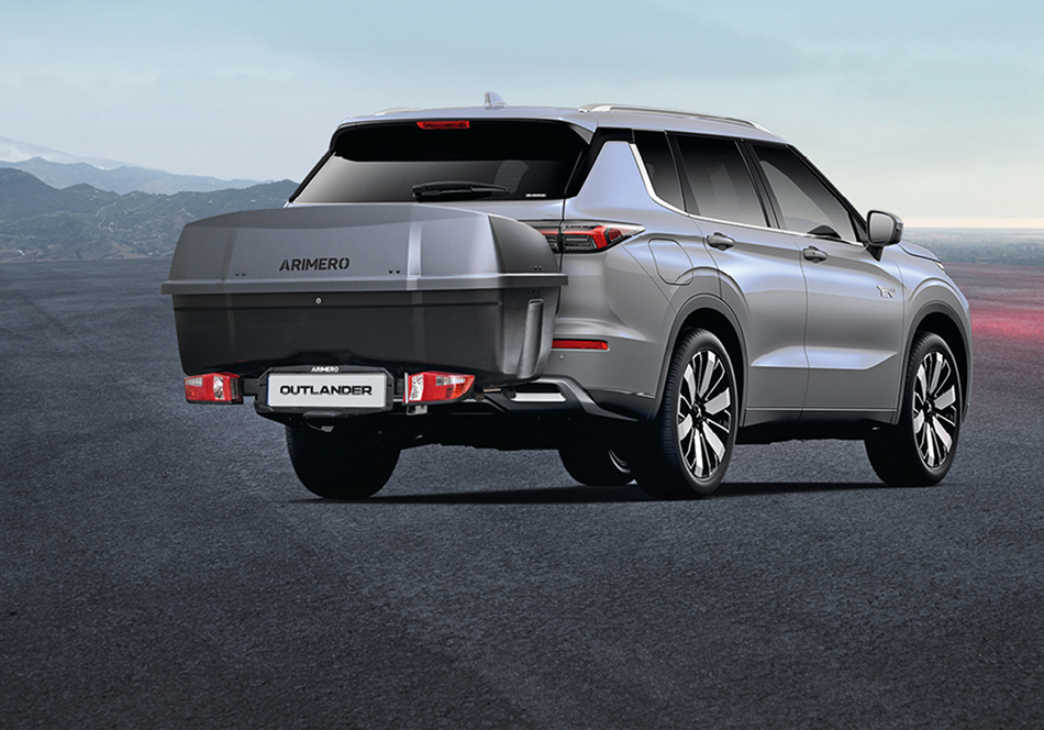 Eine Heckbox ist auf dem Fahrradheckträger eines Mitsubishi Outlanders befestigt.